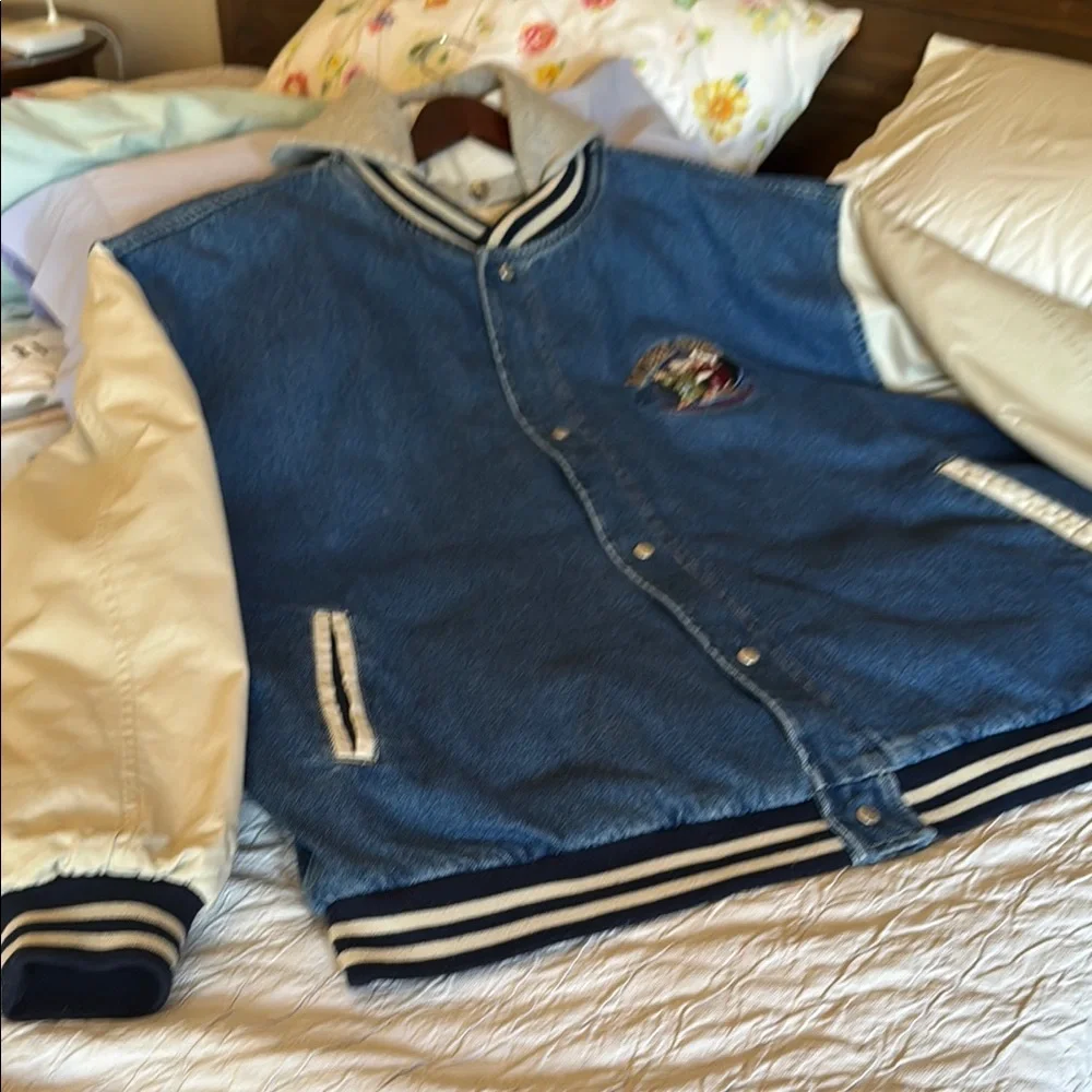 Detachable hood, this coat is in great shape! - Picture 4 of 8